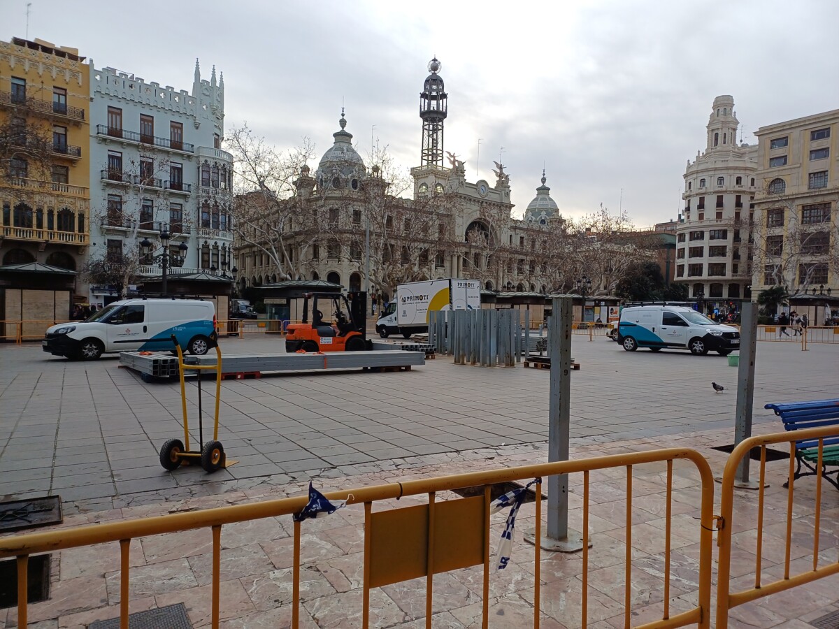 Comienza el montaje de las vallas para las mascletaes de la plaza del Ayuntamiento de Valencia